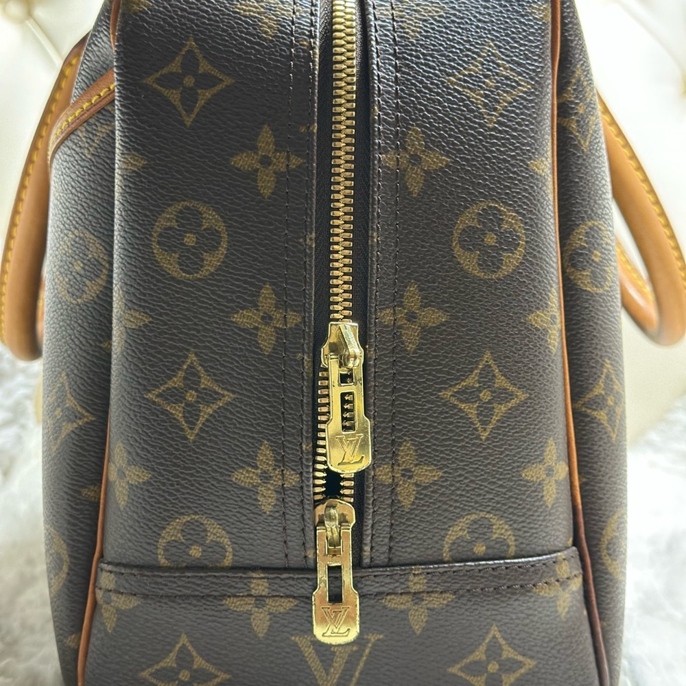 Louis Vuitton Deauville Monogram Handbag - Picture 4 of 16